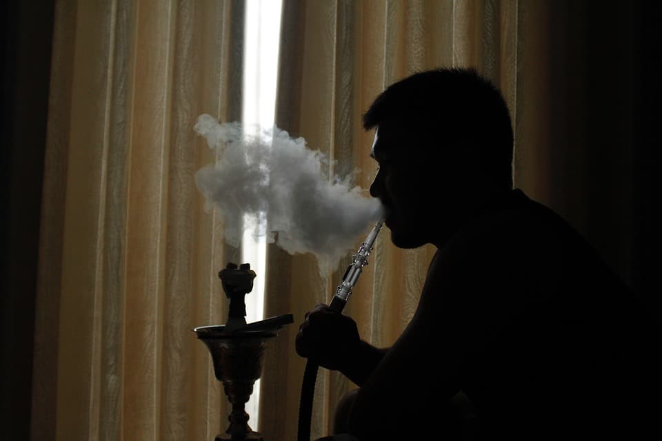 Advierten del riesgo de compartir cigarrillos y boquillas