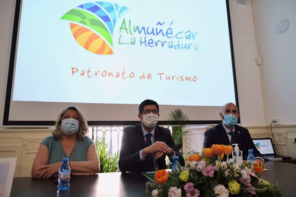 Marín destaca la singularidad de la Costa Tropical como destino turístico para todo el año