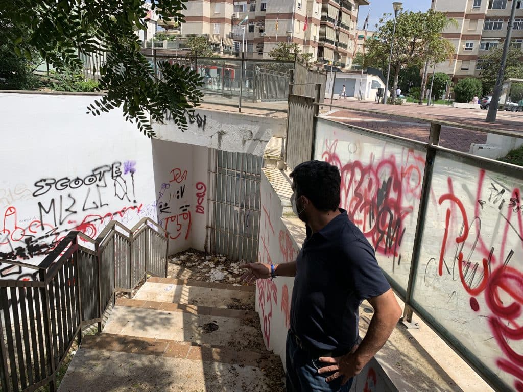El PSOE denuncia la imagen lamentable que ofrece el entorno de la Oficina Municipal de Turismo