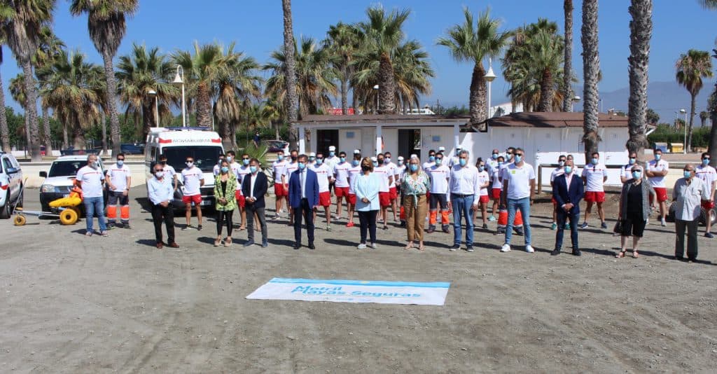 Motril estrena la temporada alta izando la bandera de la seguridad en todas las playas del municipio
