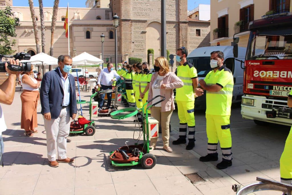 Motril refuerza su operativo de limpieza y baldeo de calles con la incorporación de nueve trabajadores