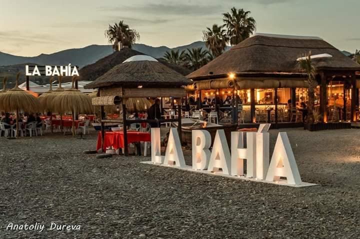 El chiringuito Bahía y la terraza del hotel Miba de Salobreña,  galardonados con un Solete de Verano por la guía Repsol 2022