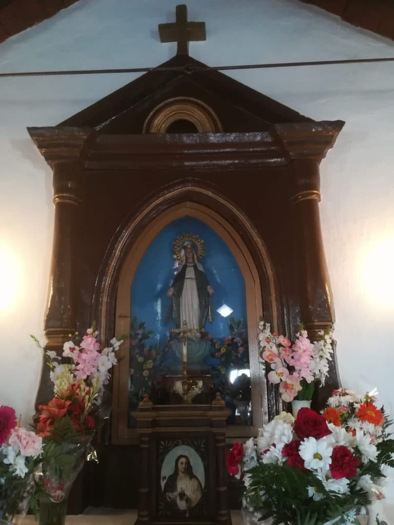 El anejo Los Gálvez rinde culto con fervor y seguridad social a su Virgen de La Milagrosa