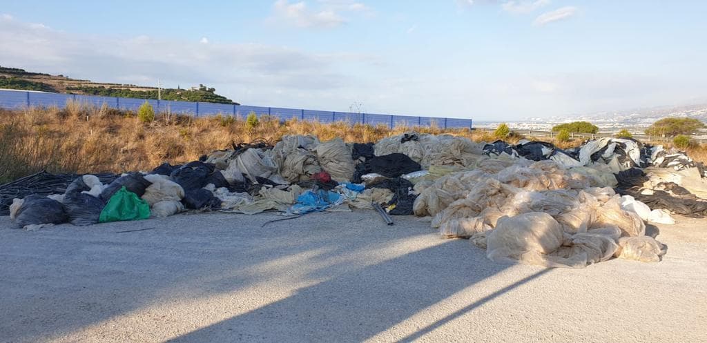 El PSOE denuncia la existencia de un punto negro en el camino de la trinchera donde se acumulan plásticos, residuos agrícolas, basuras y enseres