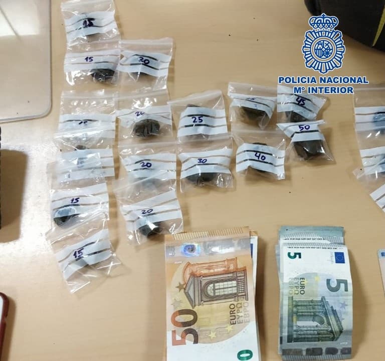 Detenido en Motril el conductor de un vehículo como presunto autor de un delito de tráfico de estupefacientes