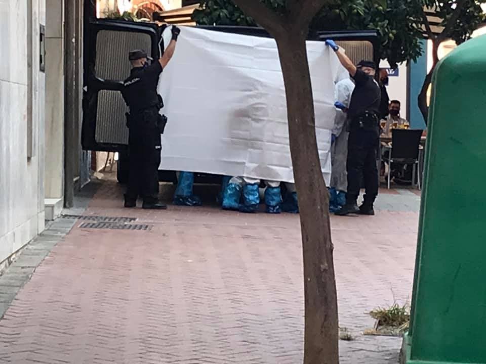 Hallada en Motril una mujer muerta junto a la puerta de salida de su casa