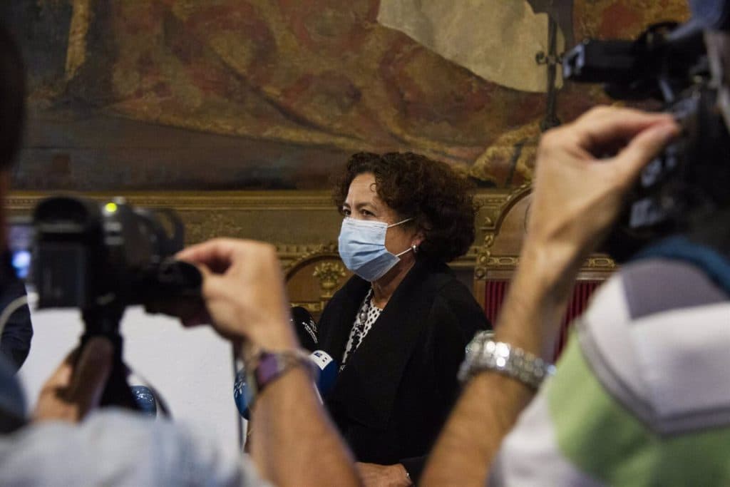 La UGR lamenta que «dejan los bares abiertos y cierran las aulas»