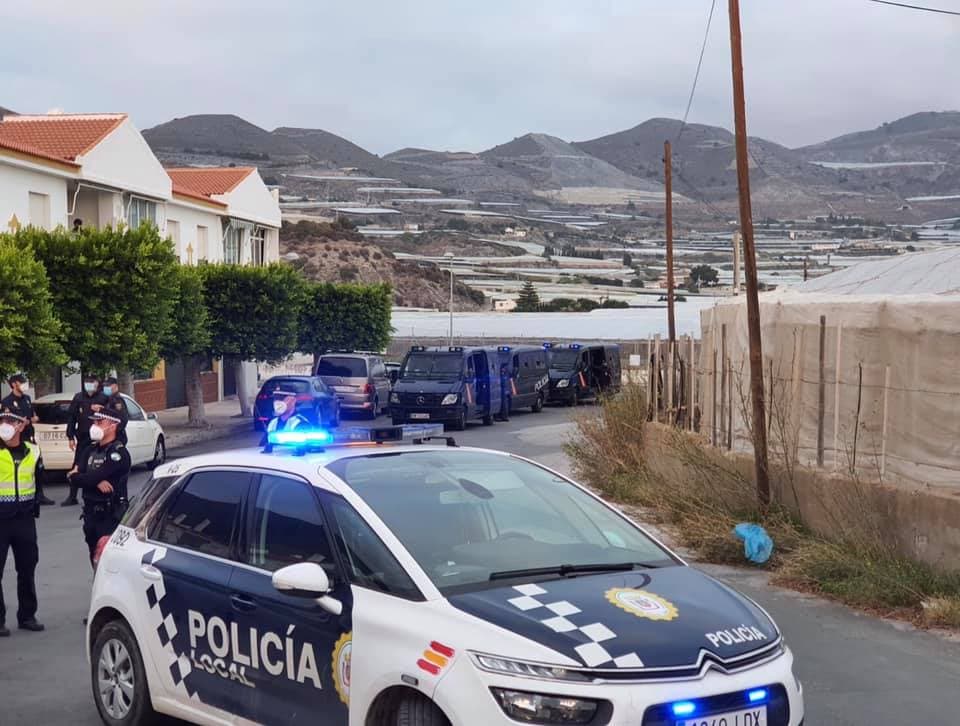 Los agricultores trasladan sus protestas a La Chucha y la policía intenta impedir que los pepinos se tiren en la vía pública
