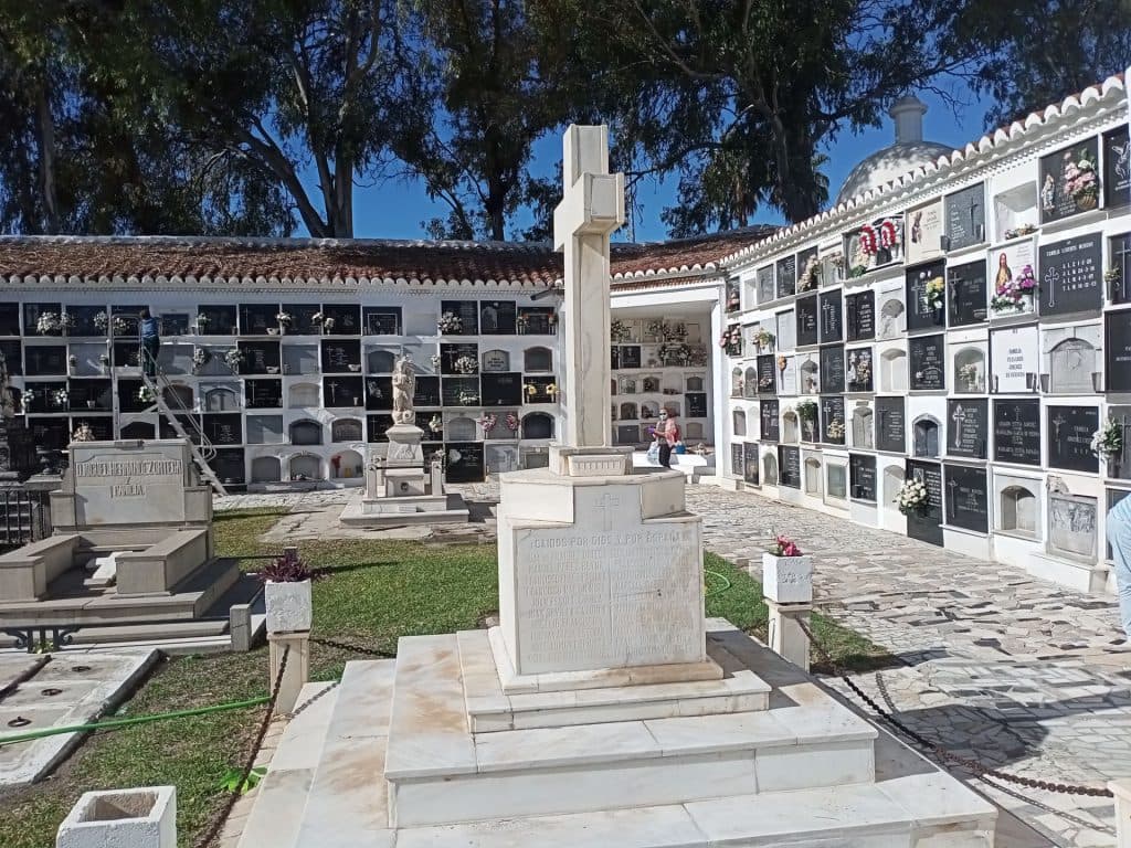 Motril reunirá voluntarios para ayudar a los mayores en sus preparativos en el Cementerio para la festividad de Todos los Santos