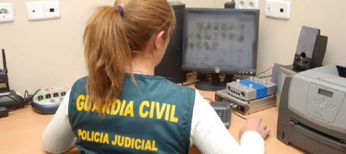 La Guardia Civil desarticula una red criminal especializada en estafar a través de internet
