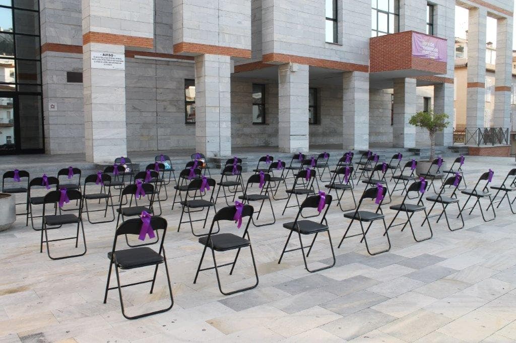 Sillas vacías recuerdan en Salobreña a las mujeres asesinadas por la violencia machista en el 25N