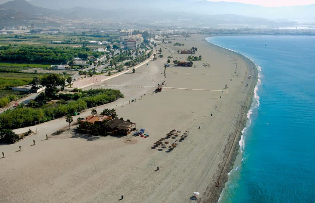 La reparación del emisario submarino de la EDAR obliga a recomendar la abstención del baño en Playa Poniente
