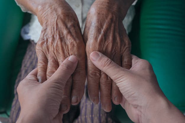 Personas mayores están recibiendo llamadas de estafadores proponiendo vacunar contra el Covid en casa