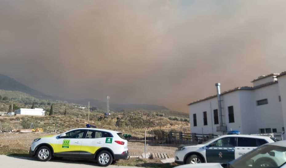 Evacuada en prevención una residencia con 27 personas por un incendio forestal en Órgiva