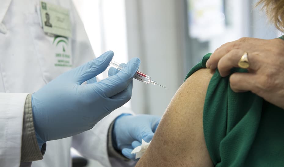 Llegan a Andalucía las 69.225 dosis que se esperaban desde ayer y serán repartidas en las provincias para vacunar a los grupos de riesgo
