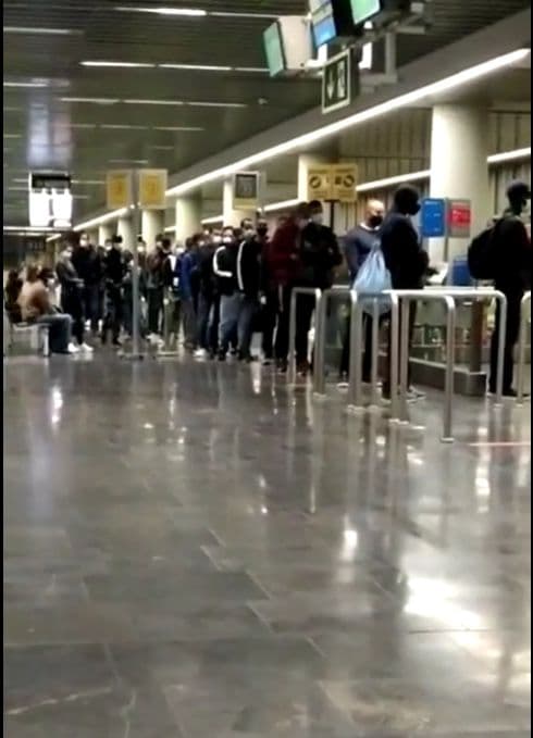 El delegado del Gobierno califica de «irresponsable» la llegada a Granada por sorpresa de un vuelo con más de un centenar de inmigrantes procedentes de las Islas Canarias