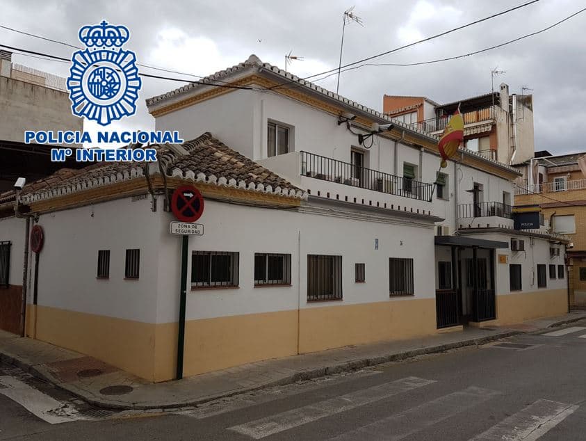 La Policía Nacional detiene a cuatro varones in fraganti cuando intentaban acceder al interior de un piso
