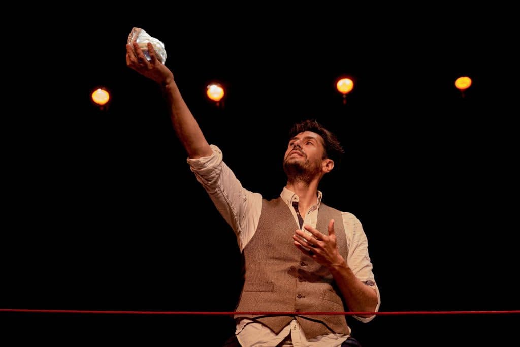 El Teatro Alhambra presenta ‘Una noche sin luna’ escrita y protagonizada por Juan Diego Botto bajo la dirección de Peris-Mancheta