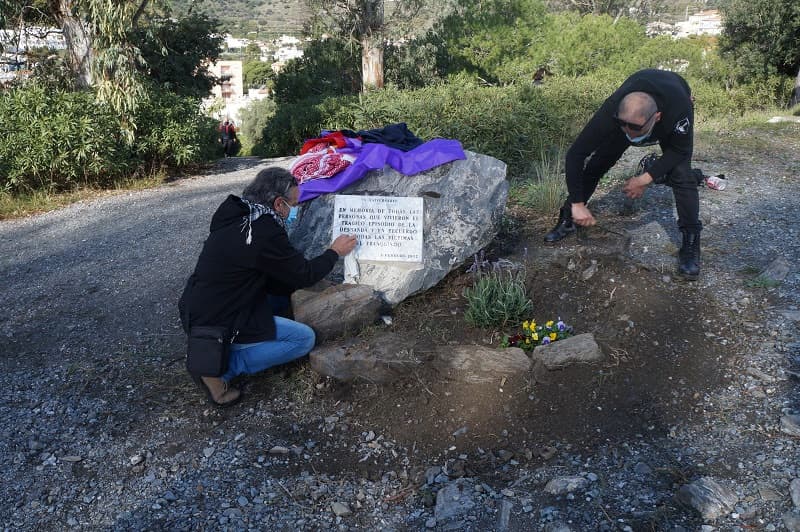 Miembros de IU, Podemos y la Asociación La Desbandá homenajean a las víctimas de los crímenes de la carretera Málaga-Almería