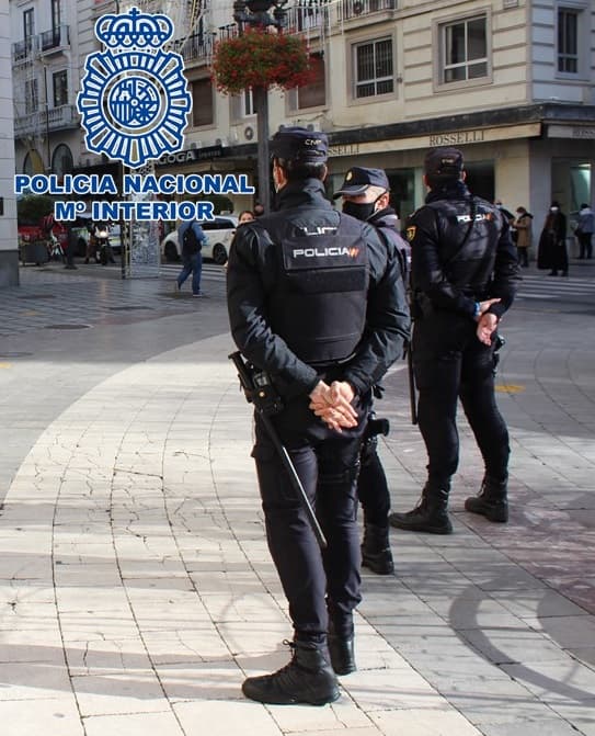 Agentes de la Policía Nacional rescatan a una mujer de un domicilio donde su compañero de piso la tenía retenida