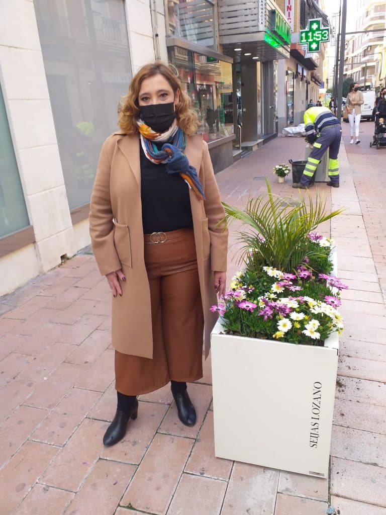 Séijas Lozano estrena maceteros ornamentales en plena transformación de esta importante vía comercial