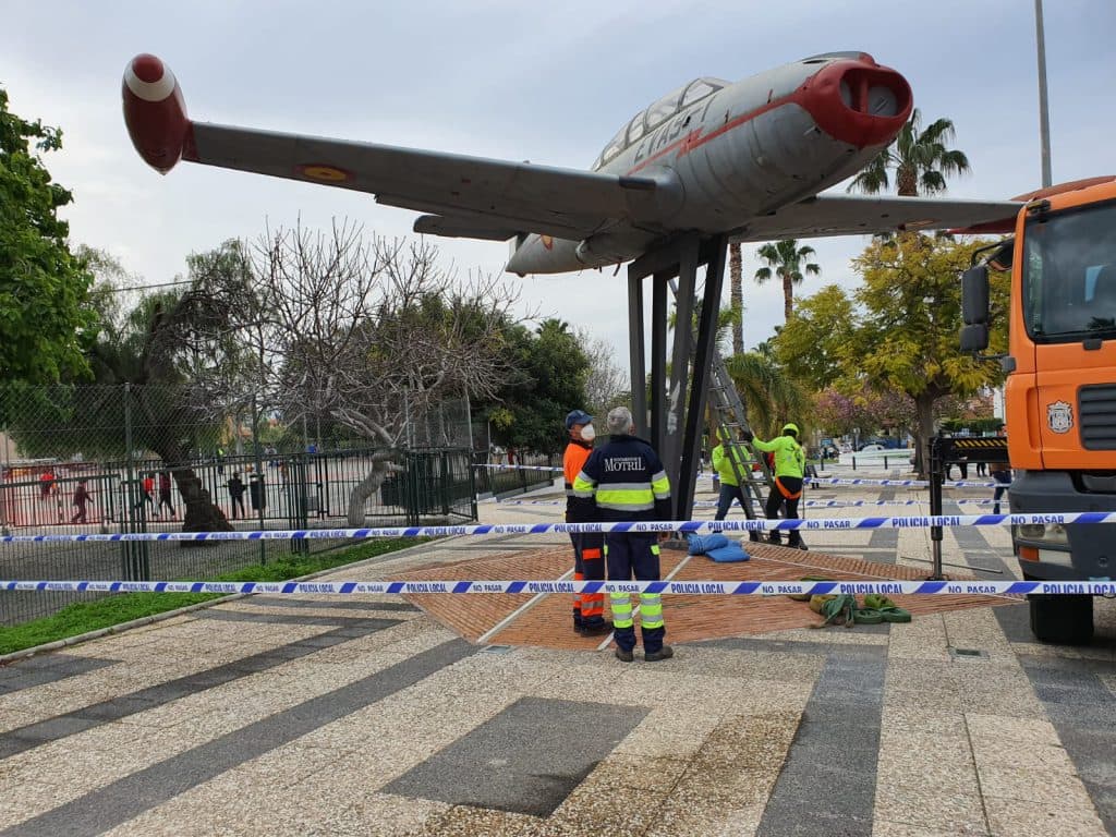 El avión saeta de Motril será restaurado y cambiará de ubicación tras cuarenta años frente a la colonia de Aviación