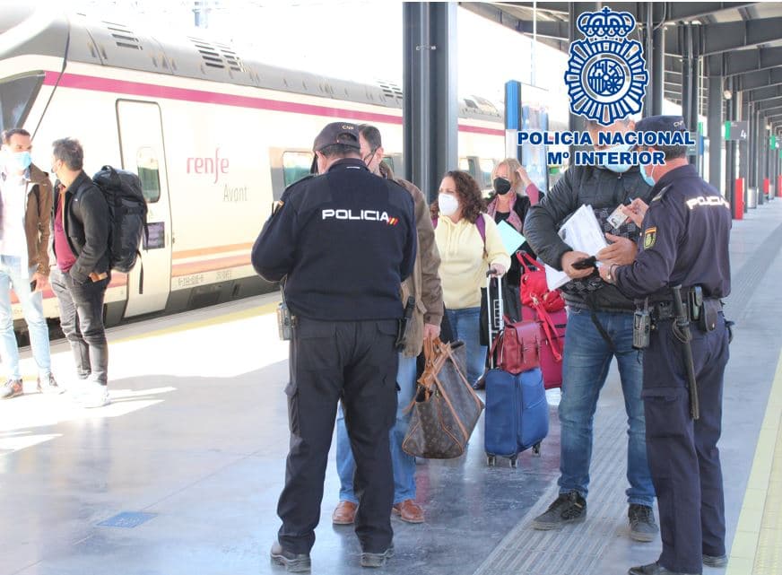 Amplio despliegue policial en Granada en cumplimiento de las medidas adoptadas para el periodo vacacional de Semana Santa debido a la Covid-19