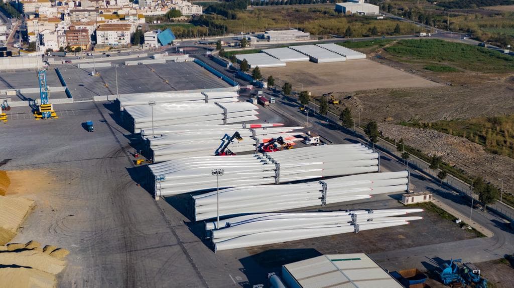 El Puerto de Motril registra la mayor ocupación de aspas de aerogenedores estibadas para su exportación