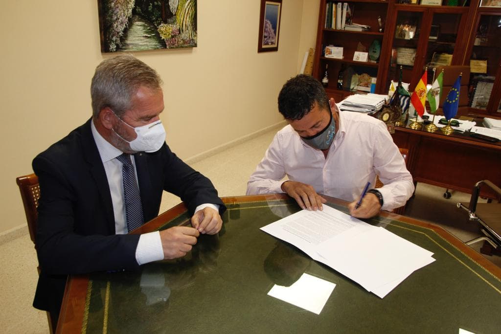 El Ayuntamiento de Torrenueva Costa firma su adhesión a la conexión ferroviaria entre el Puerto de Motril y Granada
