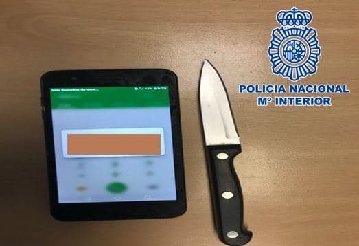 Detenido en el Albaicín a un varón que se encontraba en busca y captura y le intervienen un cuchillo oculto en la manga de su sudadera