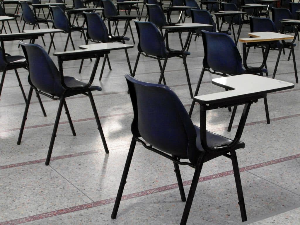 Más de 200 personas se examinan hoy en Granada para obtener el título de Bachiller