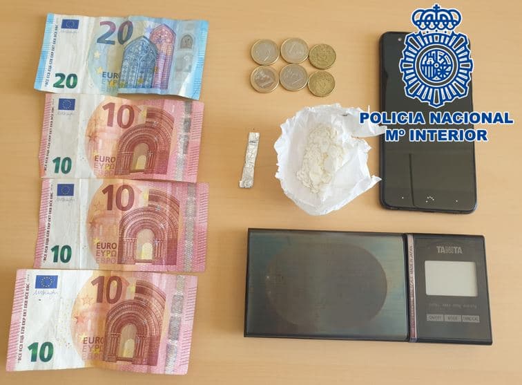 Detenido un varón en Motril cuando intentaba deshacerse de cerca de 10 gramos de cocaína con la que presuntamente se encontraba traficando