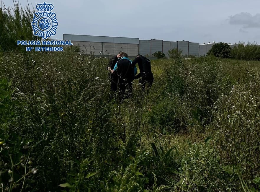 Rescatan a un varón en Motril que se hundía en el lodo en el que estaba atrapado tras caer accidentalmente a una acequia