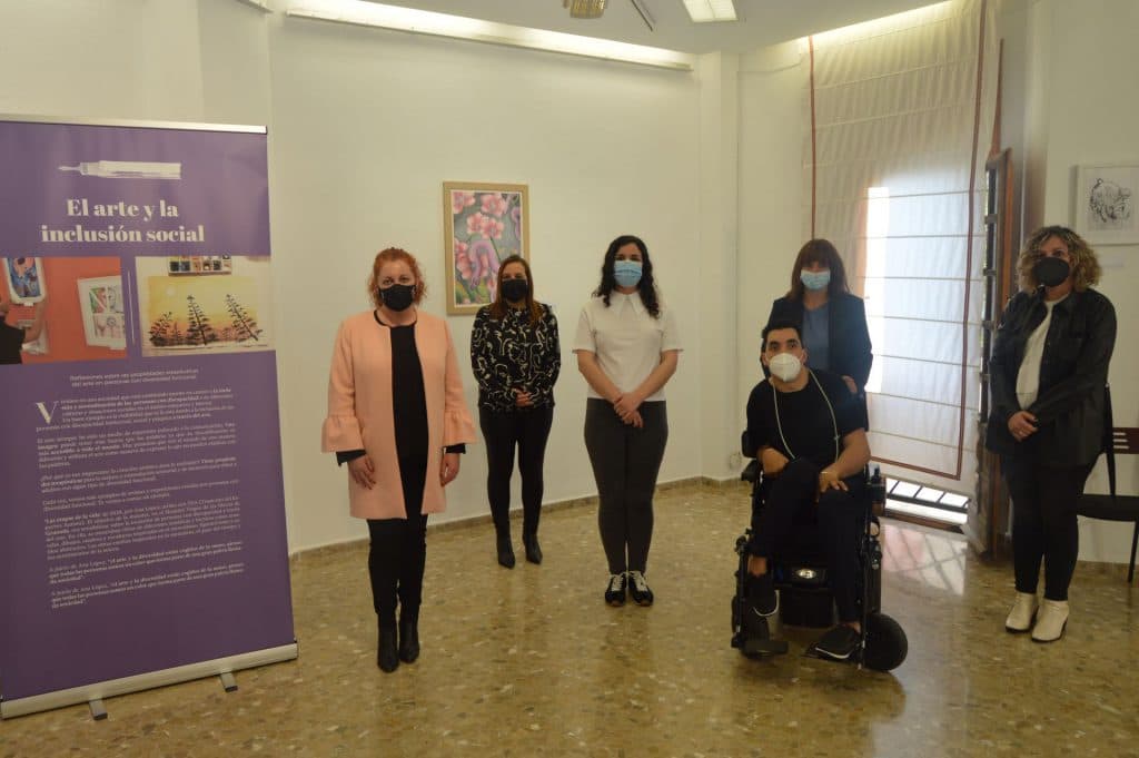 La artista Ana López Jiménez expone su obra ‘Siseos’ en la Biblioteca de Salobreña