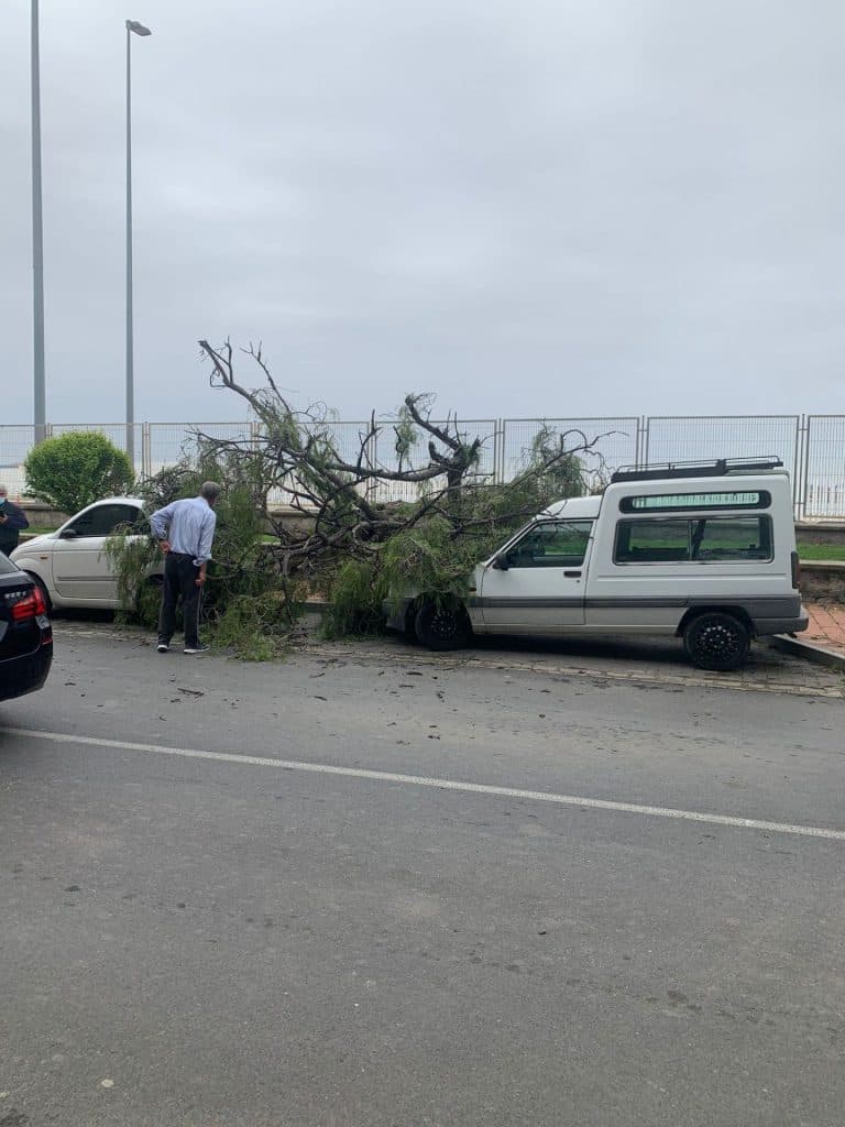 El temporal de viento y lluvia provoca daños en el motrileño barrio de Varadero