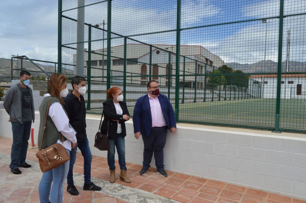 Salobreña recepciona las obras del nuevo vallado de las pistas polideportivas del Complejo Julio Martín Pérez tras su total renovación