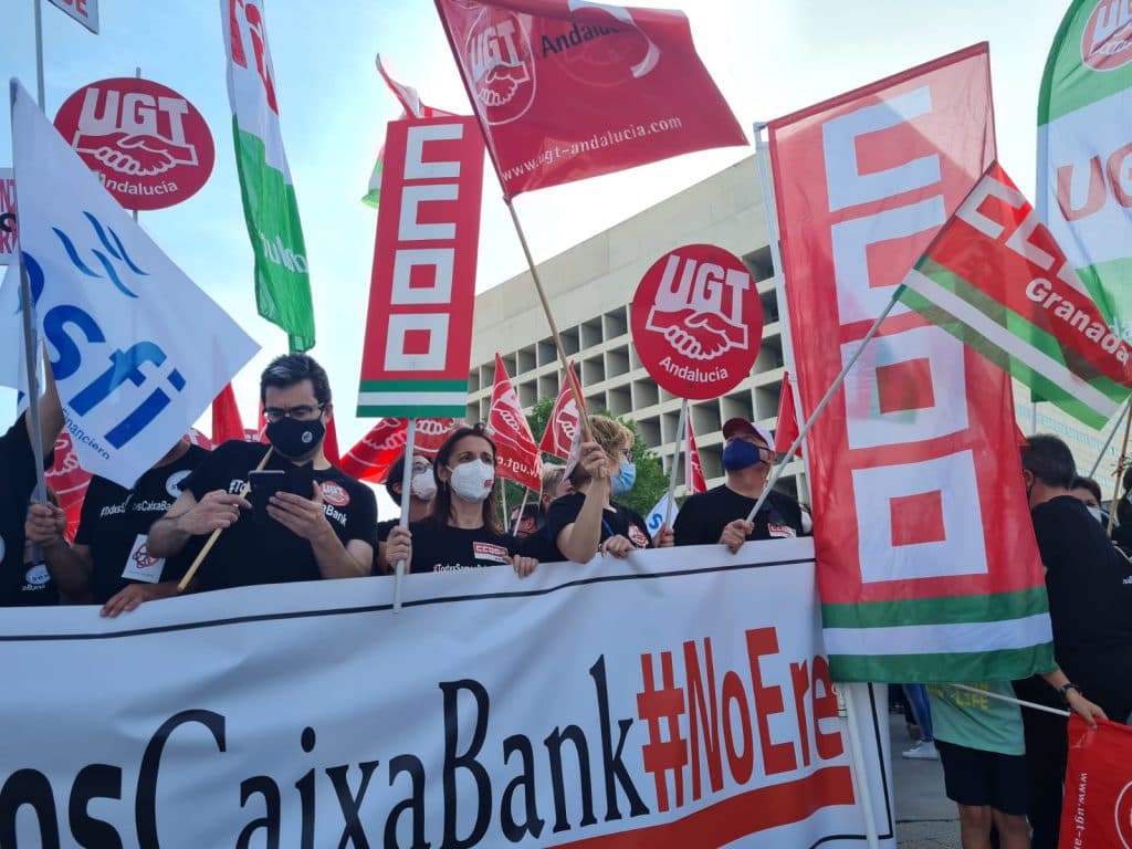 Movilización contra los despidos en CaixaBank que afectan a 279 personas en Granada