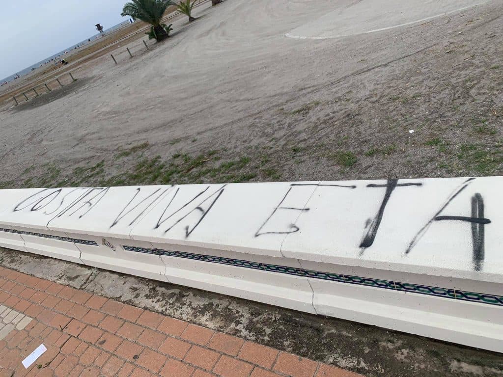 Actos vandálicos contra Costas en el paseo marítimo de Motril