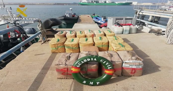 La Guardia Civil intercepta frente a La Rábita una embarcación con 560 kilos de hachís