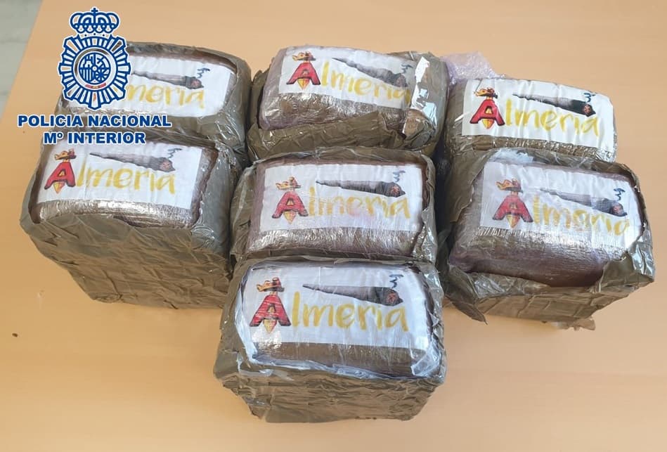 Detenido en Motril un varón que conducía un vehículo con más de 3,5 kilos de resina de hachís escondidos en la rueda de repuesto