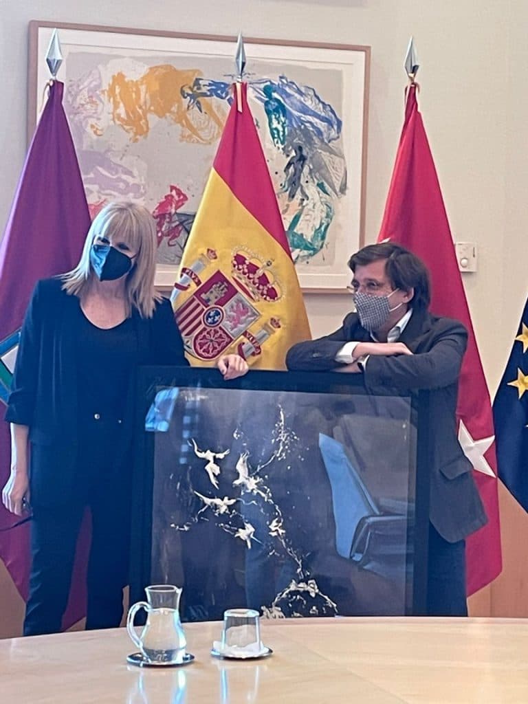 La obra ‘El cielo sueña Madrid’ de Mar Aragón queda de manera permanente expuesta en el despacho de la alcaldía del ayuntamiento madrileño