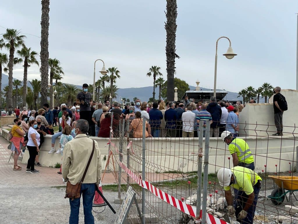 Motril protesta en defensa del futuro de sus playas