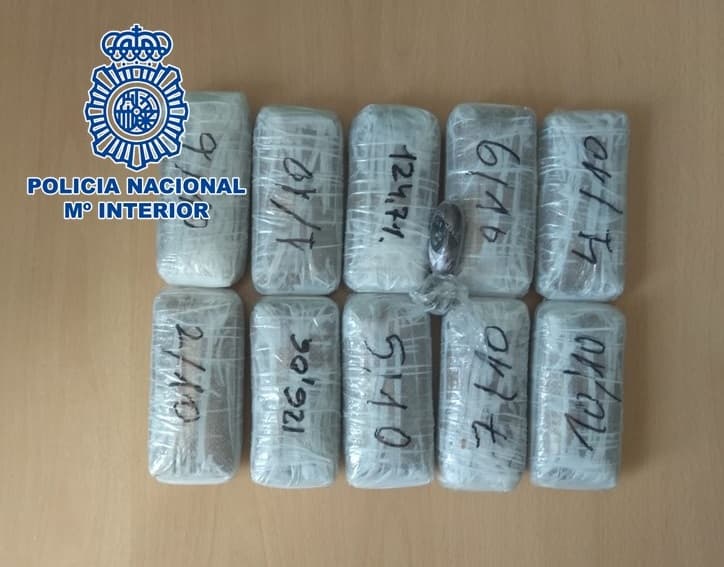 Detenidos dos varones que presuntamente estaban traficando con cerca de 1,3 kilos de hachís y casi 4.000 euros en billetes en el interior de una furgoneta