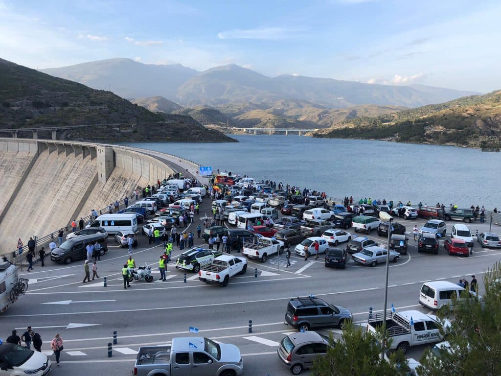 ‘Tu gota cuenta’: más de medio centenar de vehículos presentes en la manifestación por las canalizaciones de Béznar-Rules