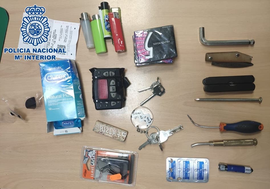 Detienen a un varón que acababa de robar en el interior de cuatro vehículos quien tenía pendientes 16 órdenes de detención por diferentes Juzgados
