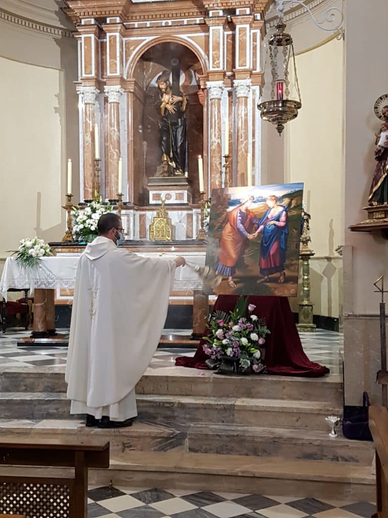 La Visitación preside el ático del retablo del Gran Poder