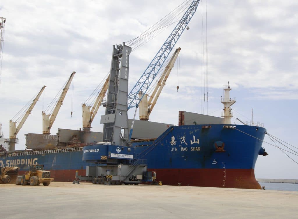 El Puerto de Motril va a exportar este año 200.000 toneladas de mineral de celestita procedente de canteras de la provincia de Granada