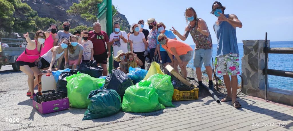 Un grupo de voluntarios limpian las playas rubiteñas de El Lance y Casarones
