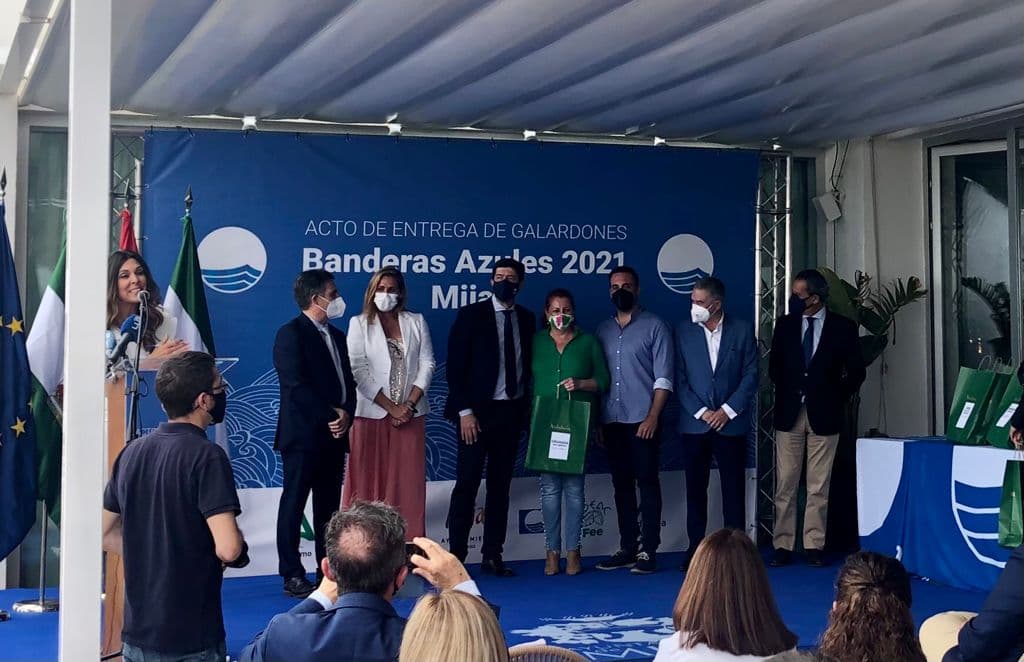 Salobreña recoge la Bandera Azul que ondeará en la playa de El Peñón-La Guardia a partir del 1 de julio