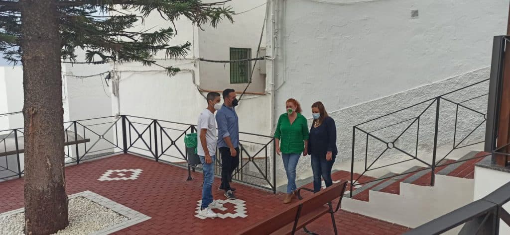 Nueva plaza y marquesina de autobús en la calle Ladera de la Cruz de Salobreña